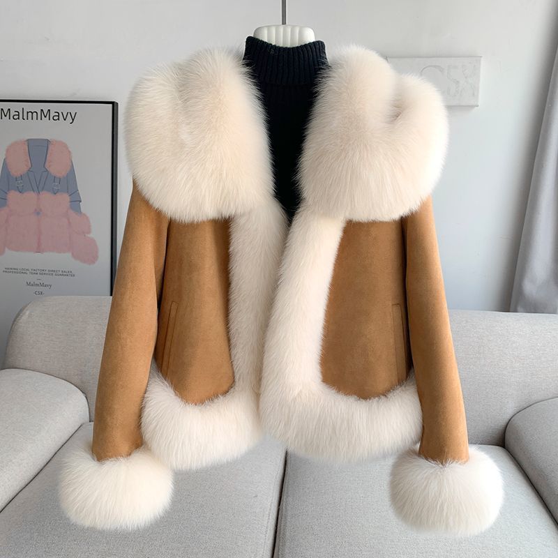 Eleganter kurzer Daunenmantel mit Kunstfell