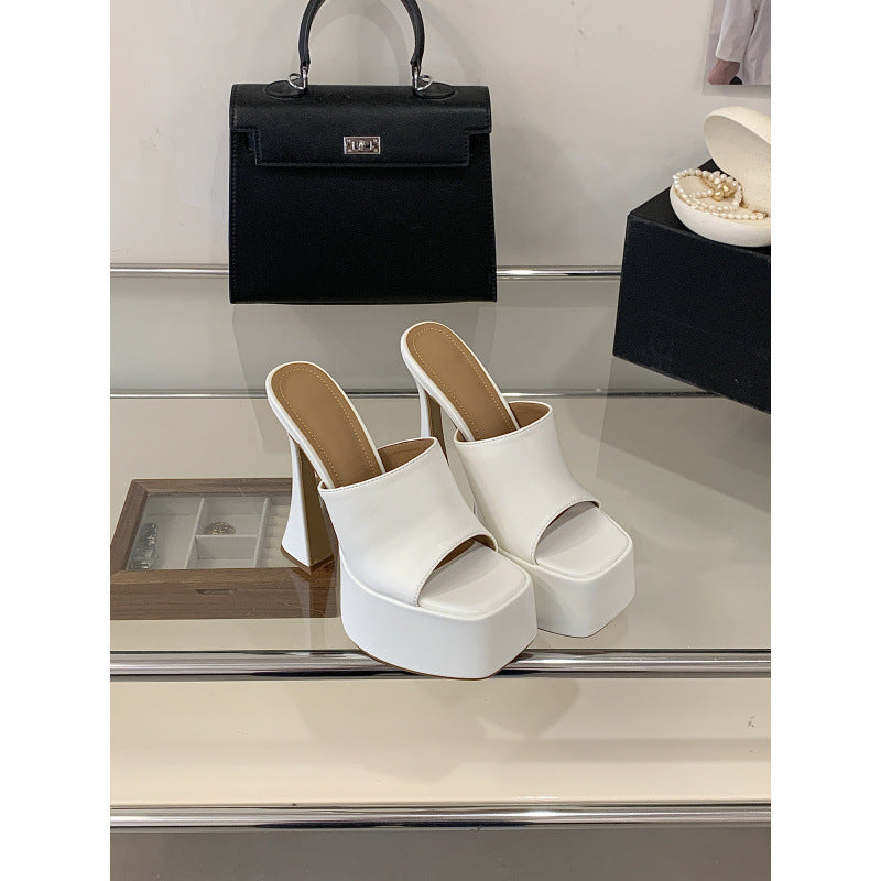 Keilabsatz-Sandalen mit offener Spitze