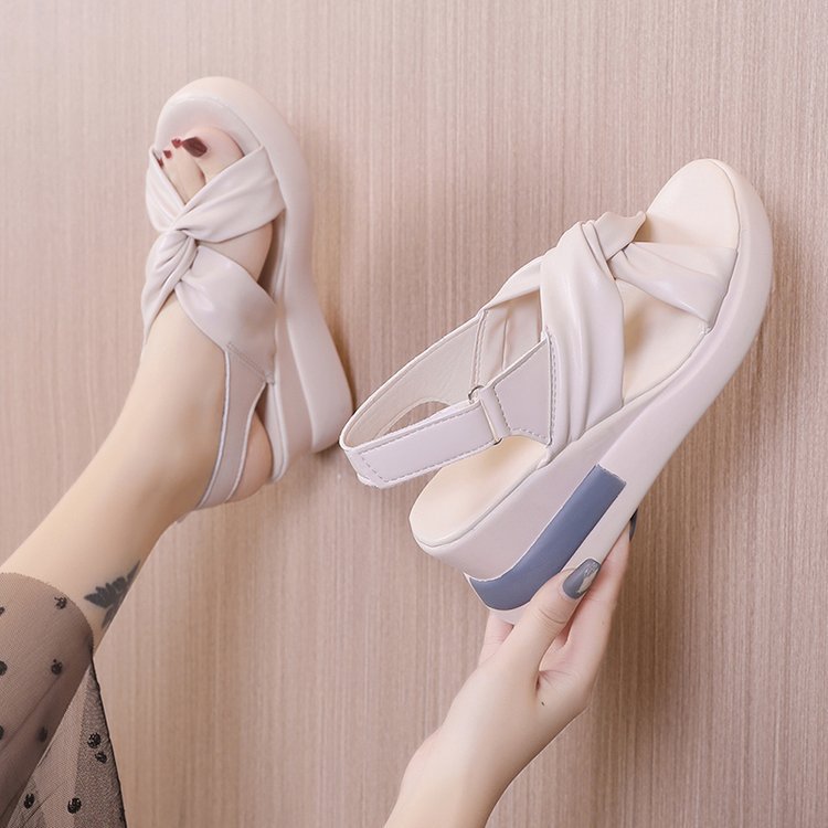 Keile Sandalen mit überkreuzten Riemen – Bild 5 | LuxeStyle