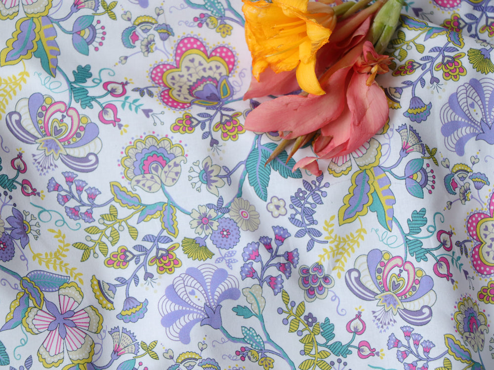 Bedruckter Baumwollstoff mit Blumenmuster | LuxeStyle