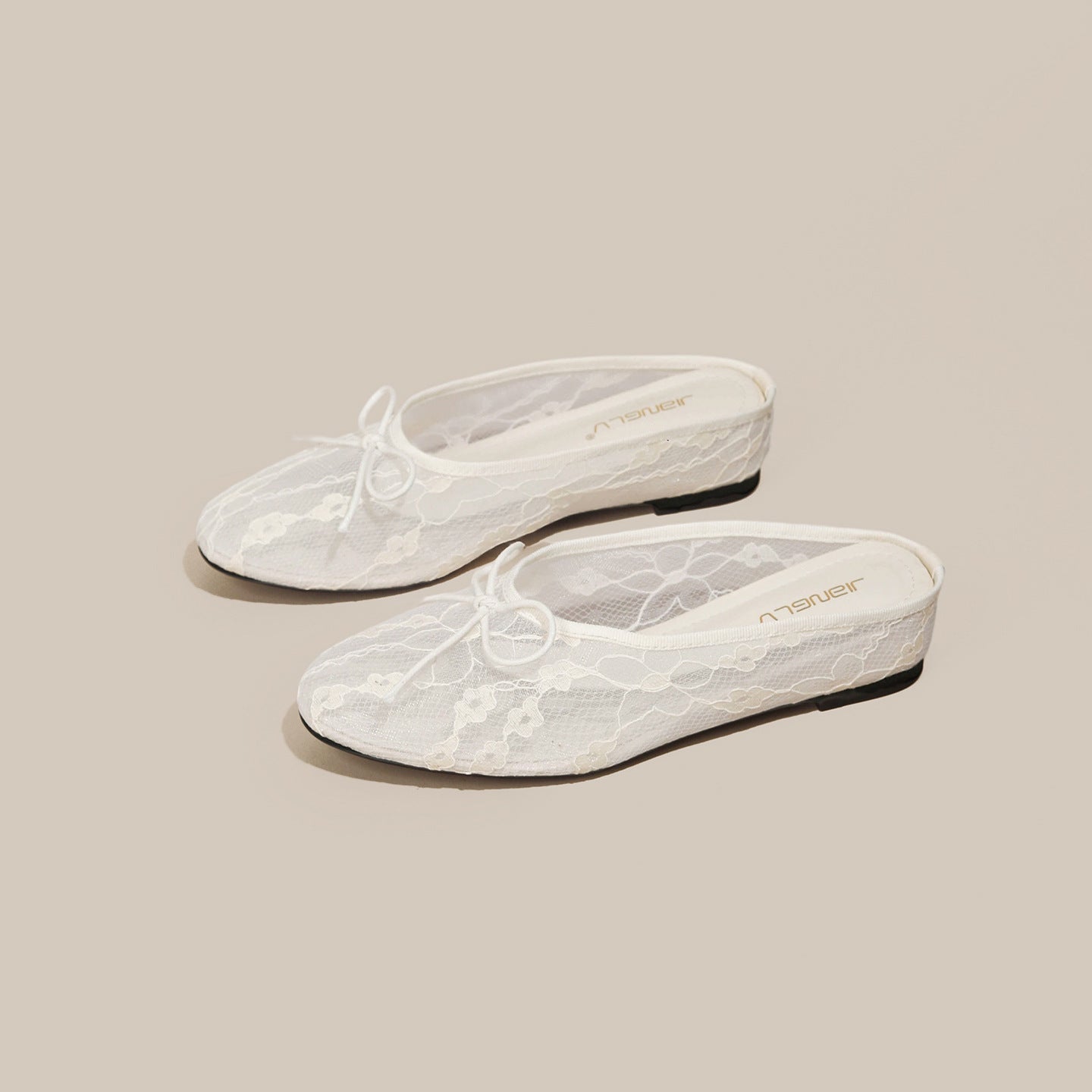 Spitzen-Slipper mit Schleife und Keilabsatz
