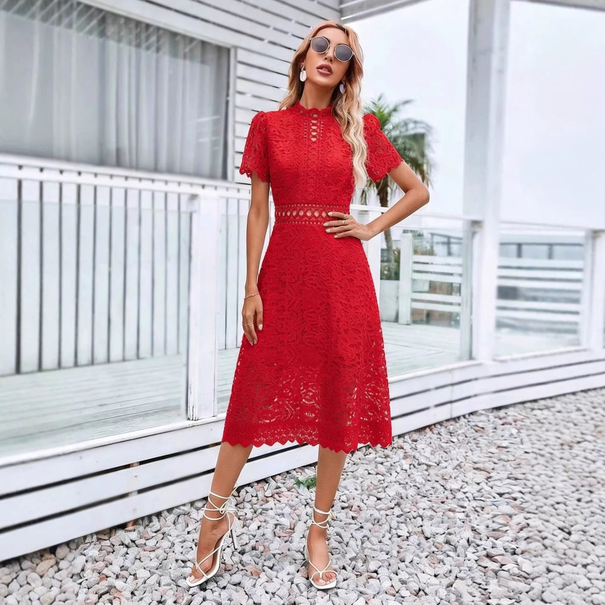 Elegantes Midi-Kleid aus Spitze mit Häkel-Details – Bild 4 | LuxeStyle