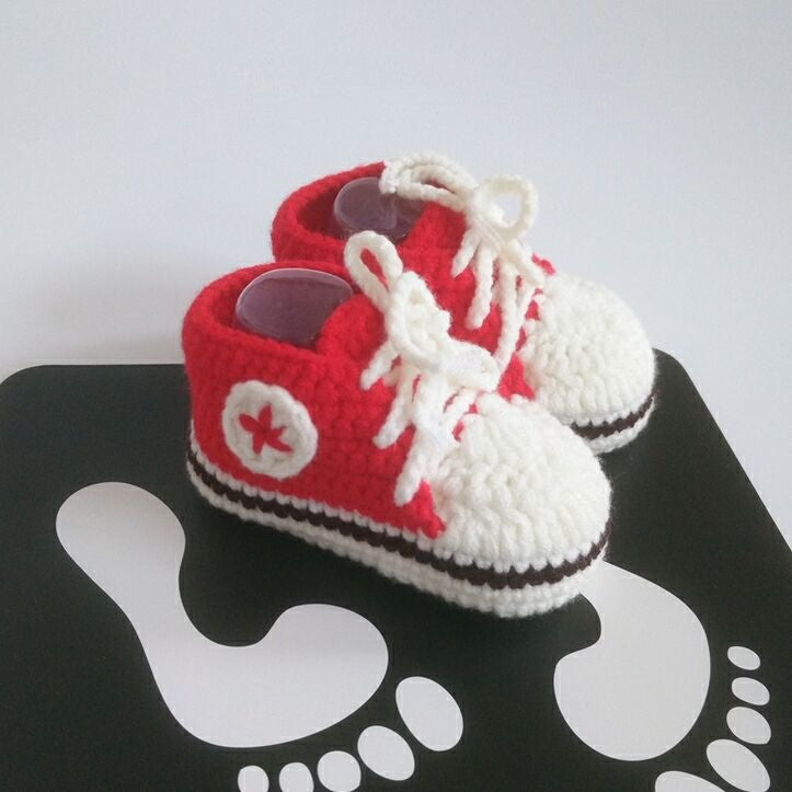 Handgestrickte Baby-Boots mit Weichsohlen