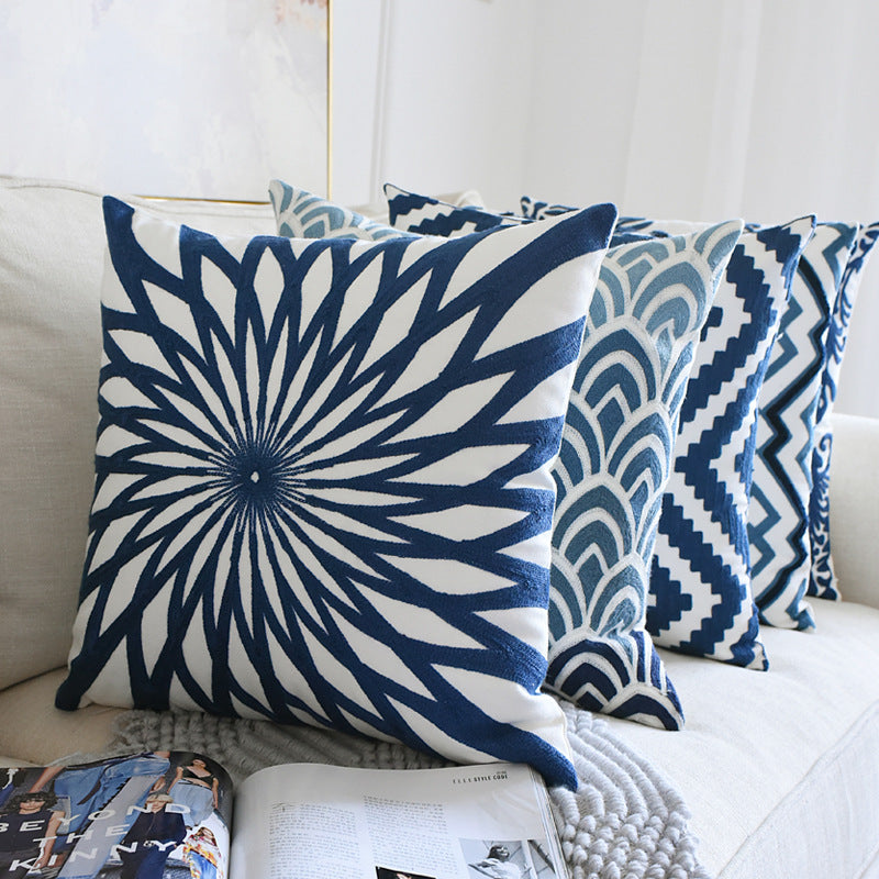 Klassischer Kissenbezug mit Stickerei – Bild 1 | LuxeStyle