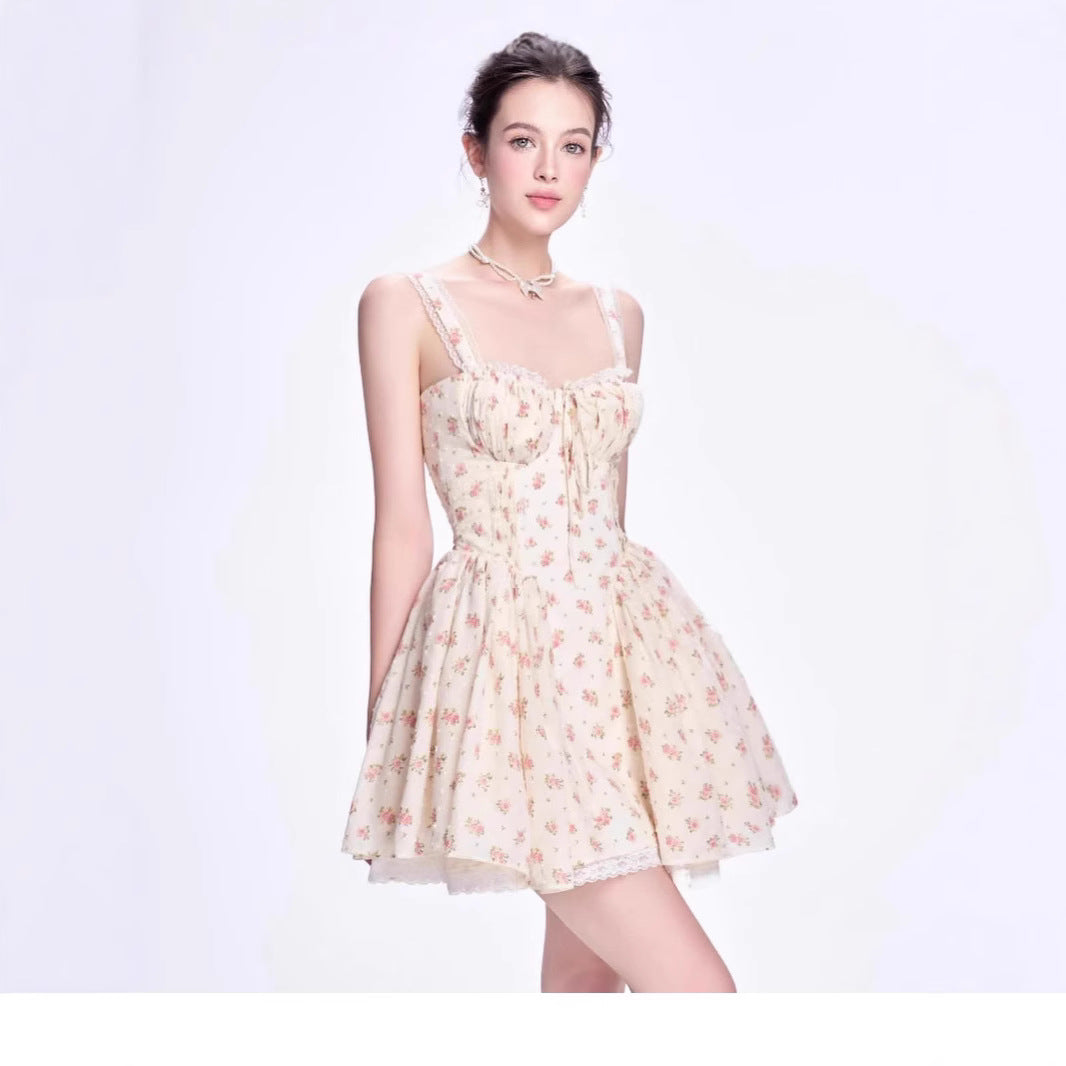 Geblümtes Plisseekleid mit Spitzenbesatz | LuxeStyle