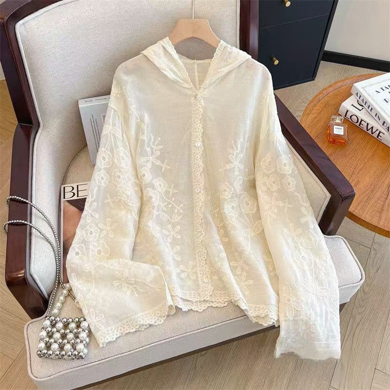 Kapuzen-Shirt mit Stickerei und Häkel-Details – Bild 1 | LuxeStyle