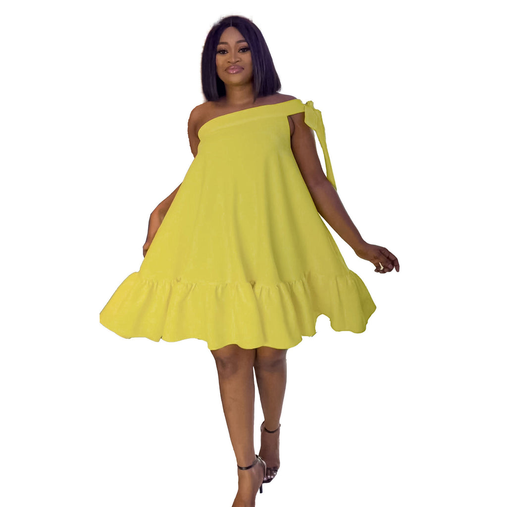 Einfarbiges Oversize-Kleid mit One-Shoulder-Schnitt