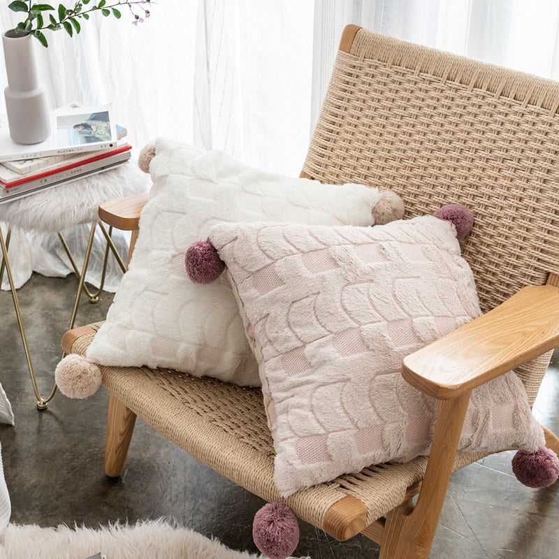 Samtkissen mit Stickerei und Quasten – Bild 4 | LuxeStyle