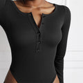 Eng anliegender Bodysuit mit Knöpfen