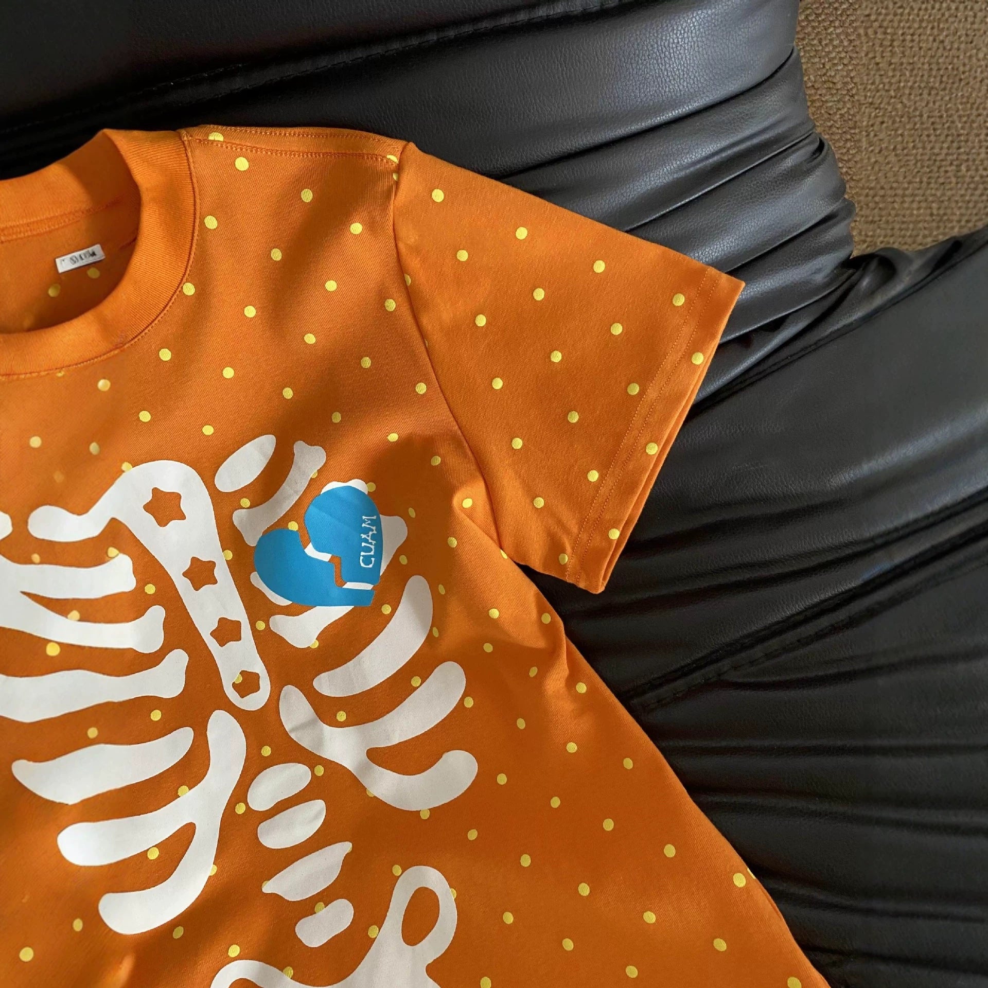 Kurzarm-Shirt mit Totenkopf-Print und Tupfen