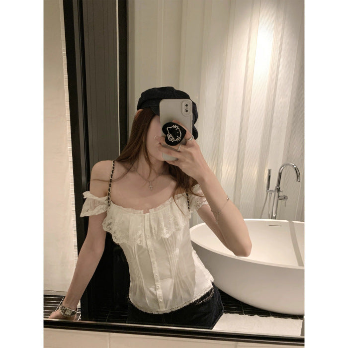 Figurbetonendes Satin-Top mit Spitzenkragen