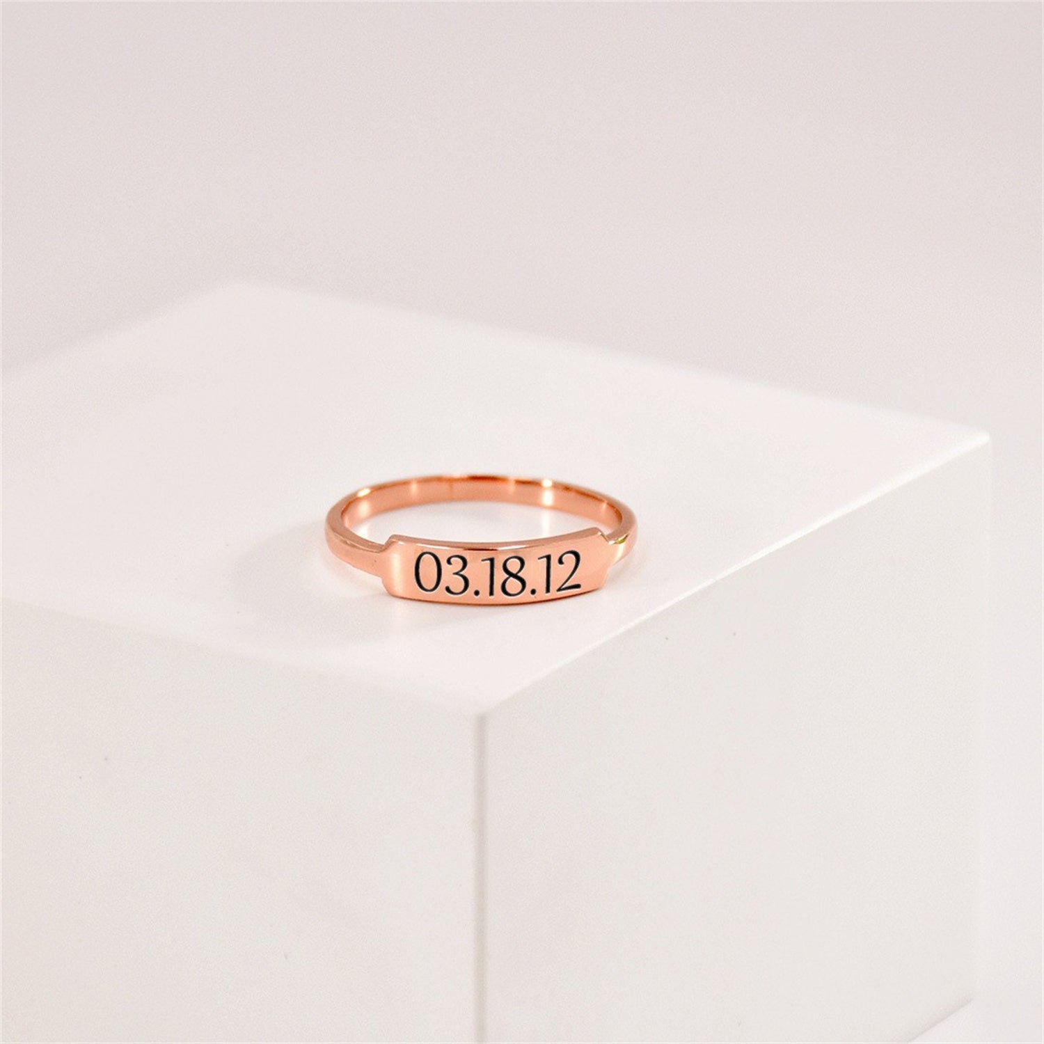 Horizontaler Ring mit Gravur