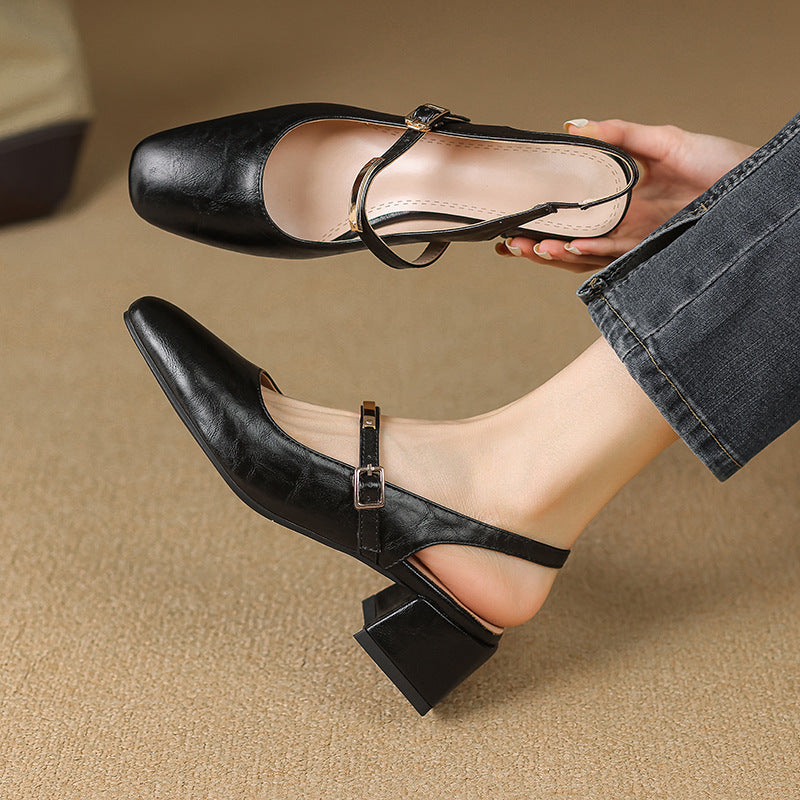 Casual Sandalen mit Blockabsatz, quadratischer Zeh und Nietenakzenten