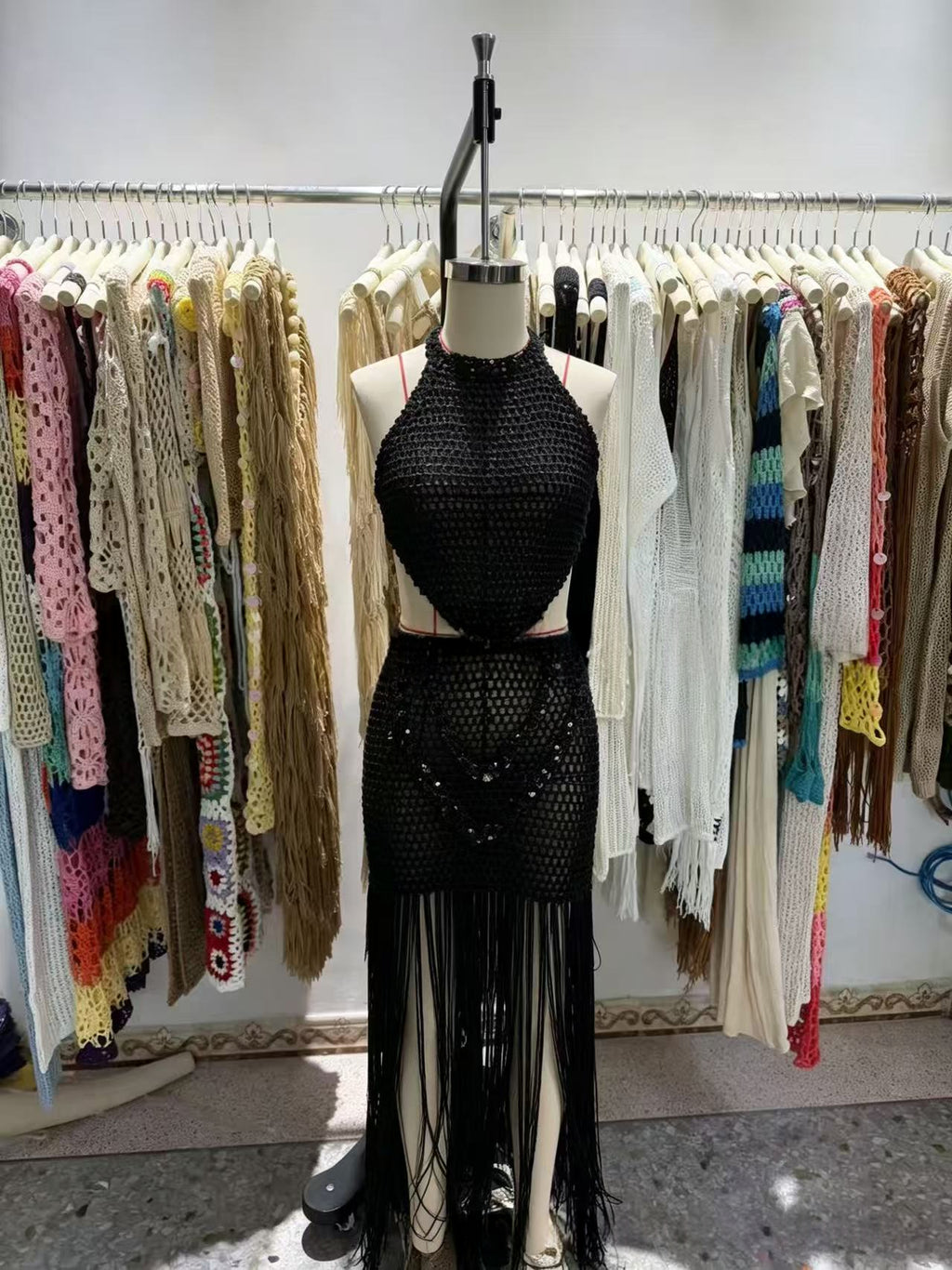 Handgeknüpftes Hohl-Tassel-Halter-Kleid – Bild 3 | LuxeStyle