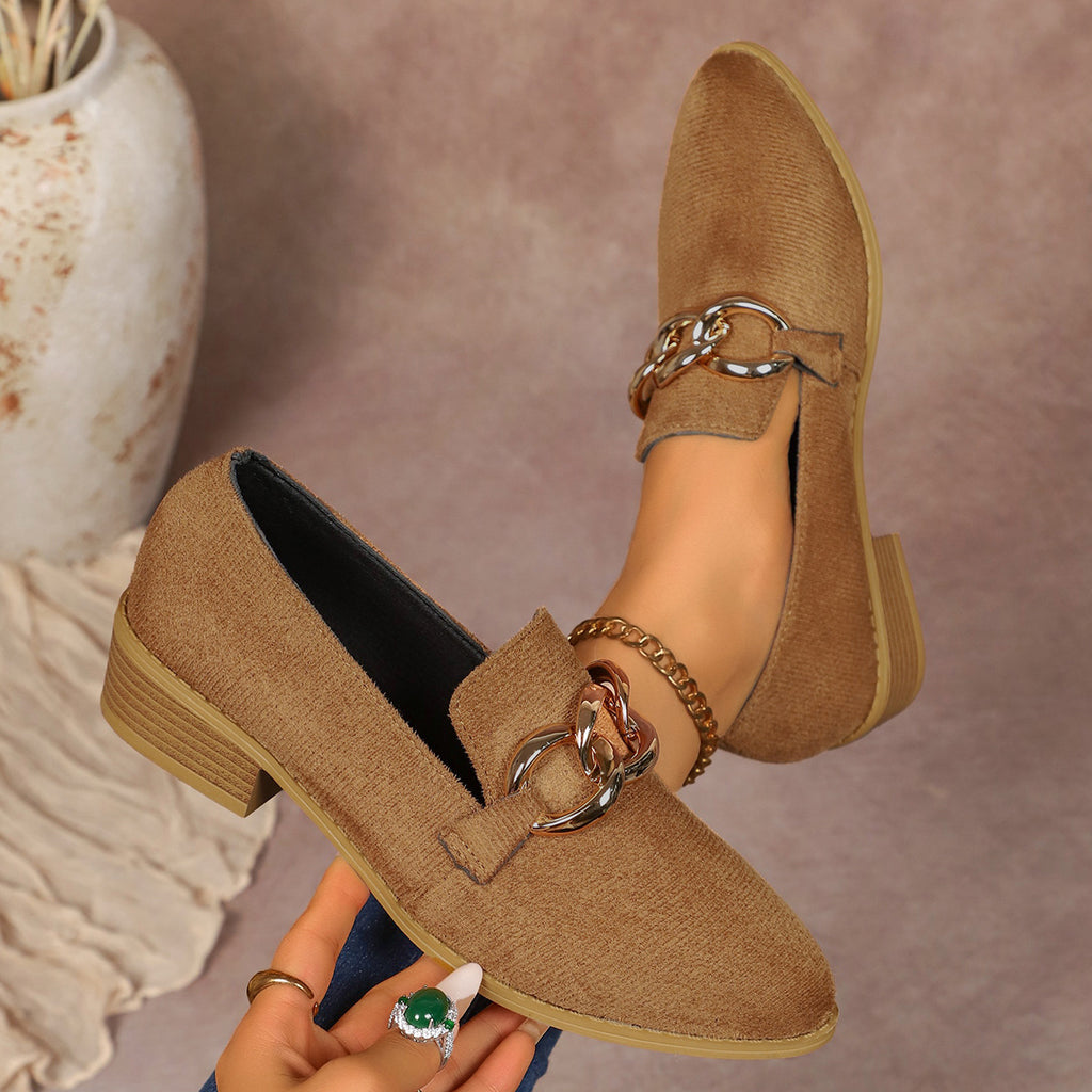 Chunky-Heel Pumps mit Metallkette
