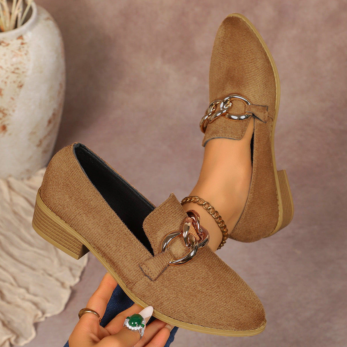 Chunky-Heel Pumps mit Metallkette
