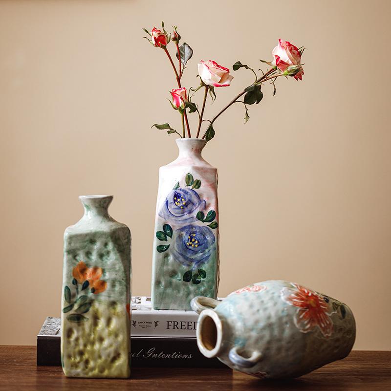 Keramik-Vase mit Handbemalung