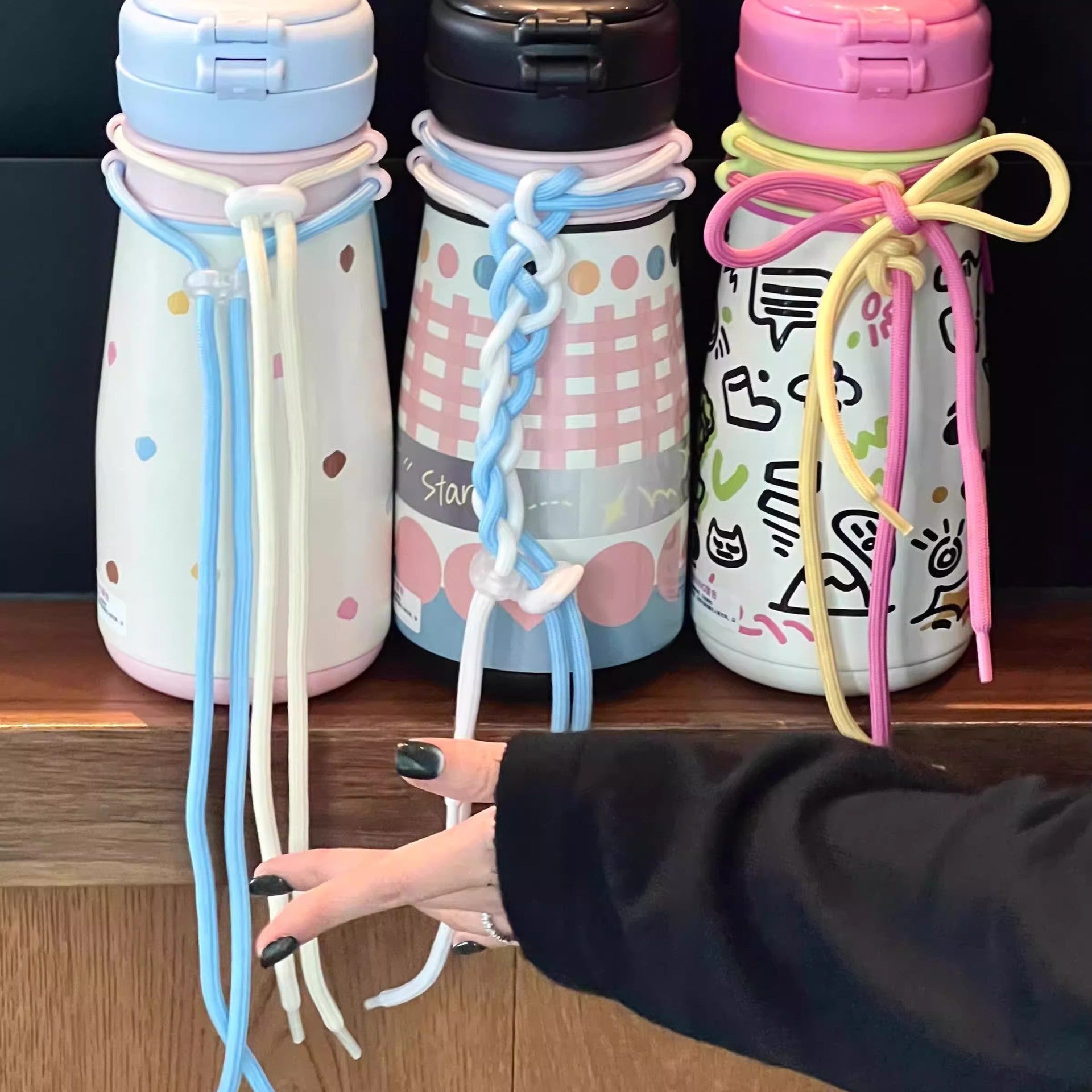 Isolierte Wasserflasche mit Strohhalm