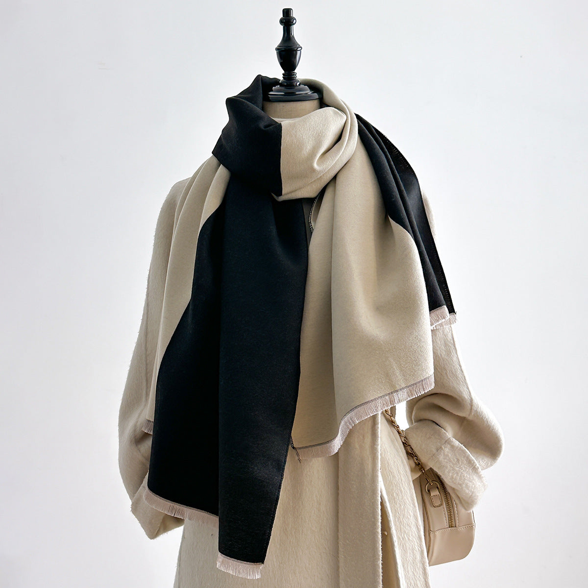 Kaschmirimitat-Schal mit Fransen – Bild 5 | LuxeStyle