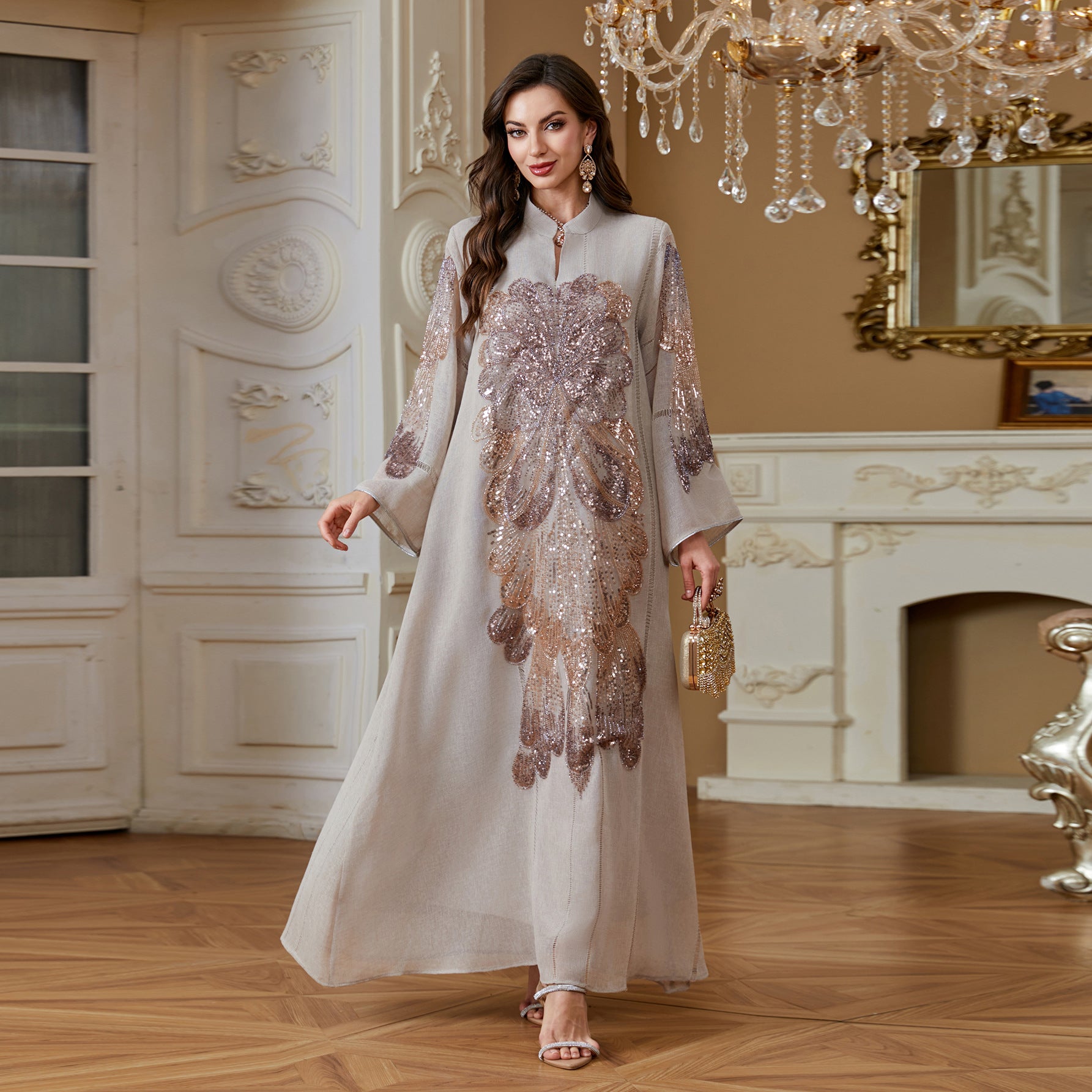 Perlenbesetztes langes Abendkleid mit V-Ausschnitt