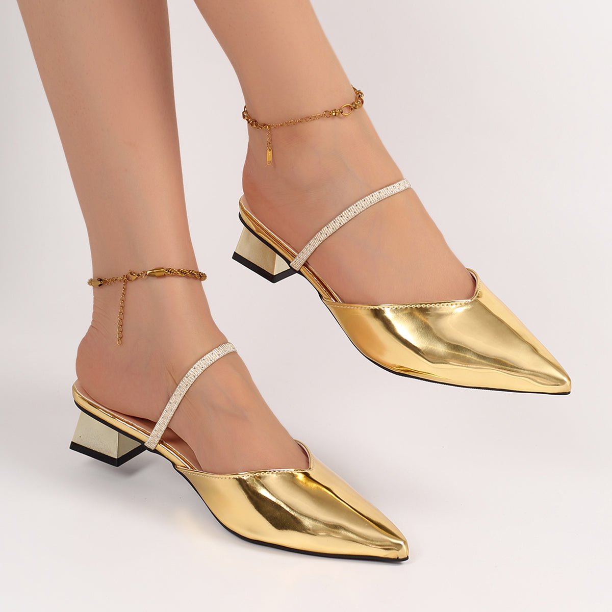Elegante Metallic-Mules mit Strassriemen