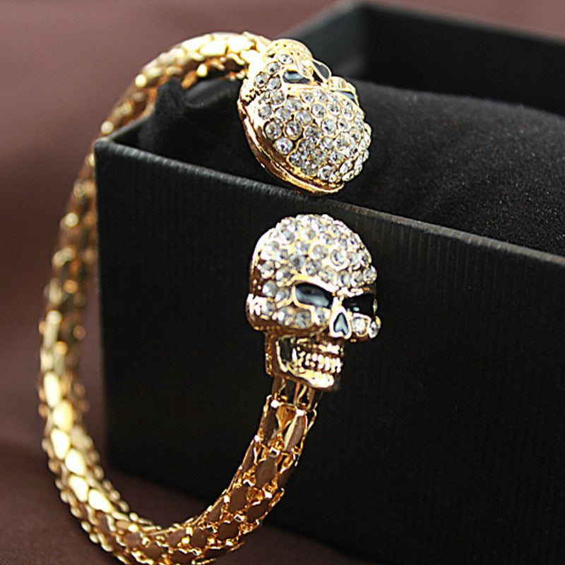 Glitzernder Totenkopf-Armreif mit Diamanten