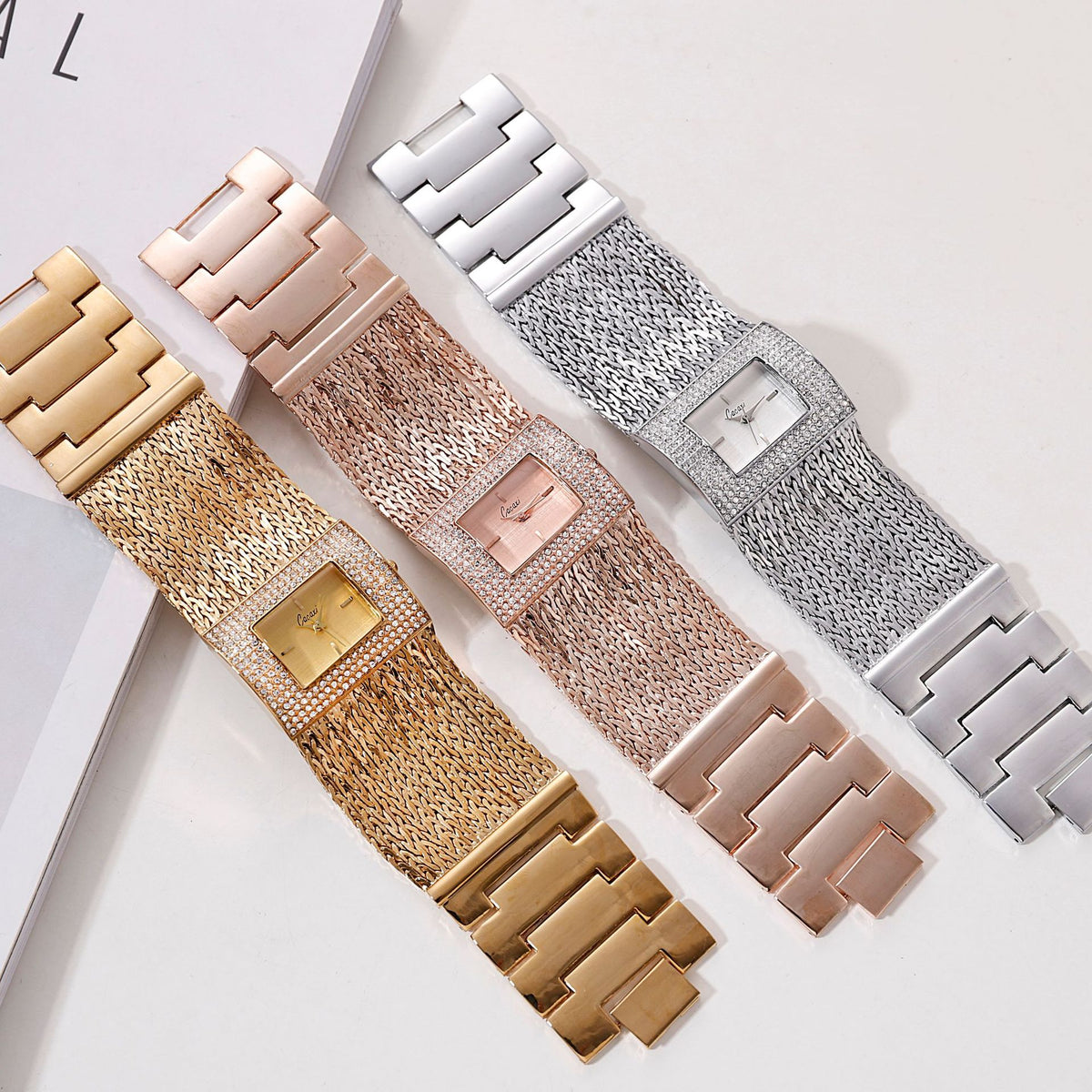 Quadratische Damenuhr mit Strass und Goldkette – Bild 3 | LuxeStyle
