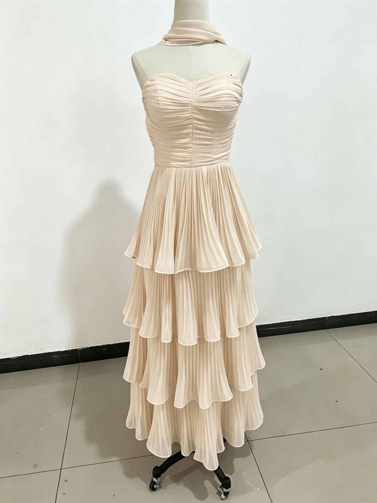 Elegantes Plissée-Abendkleid mit kurzen Ärmeln | LuxeStyle