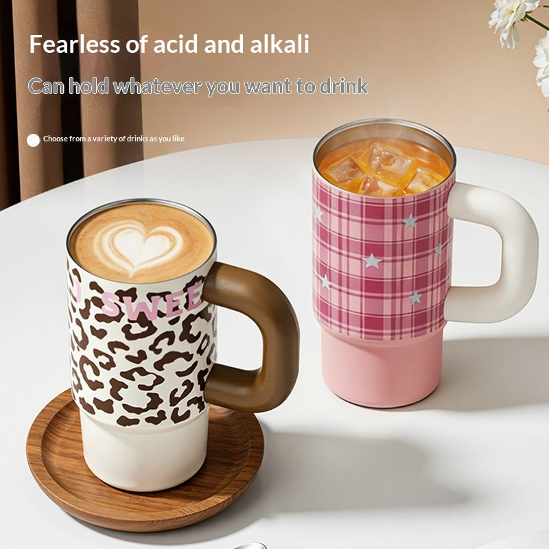 Isolierter Becher mit Leopardendruck