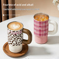 Isolierter Becher mit Leopardendruck