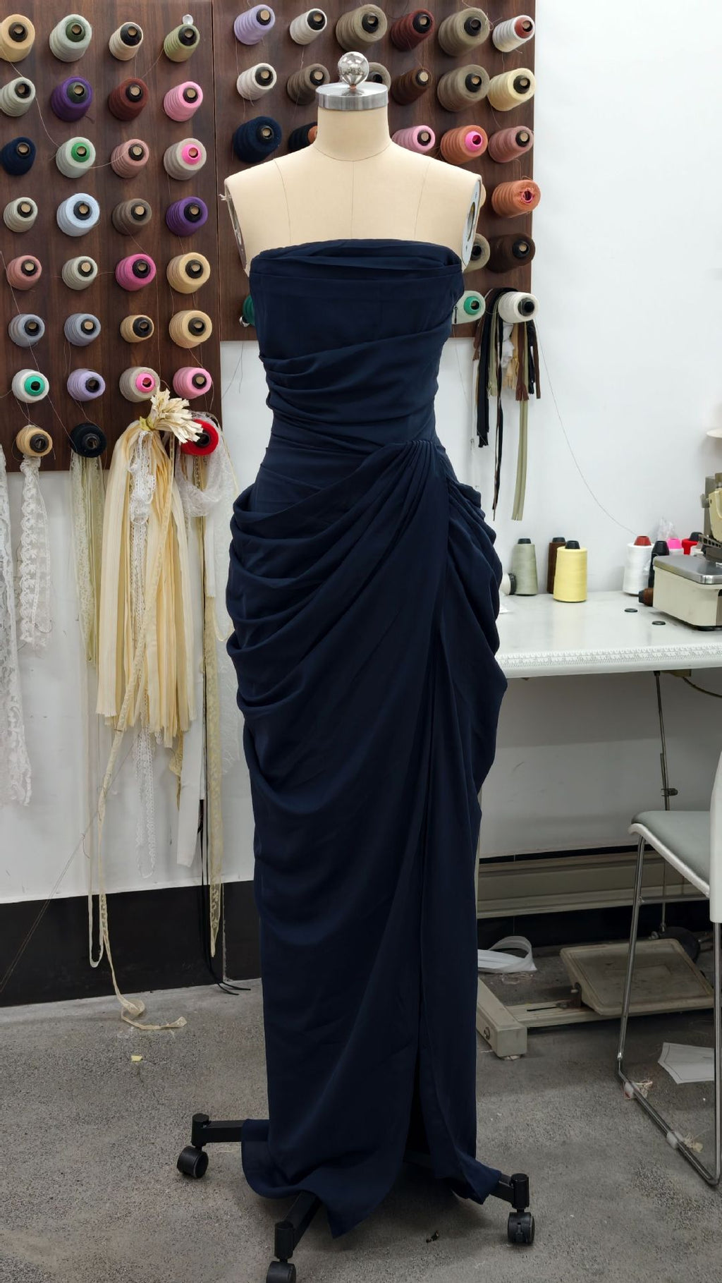 Asymmetrischer Plisseerock mit Schlitz – Bild 3 | LuxeStyle