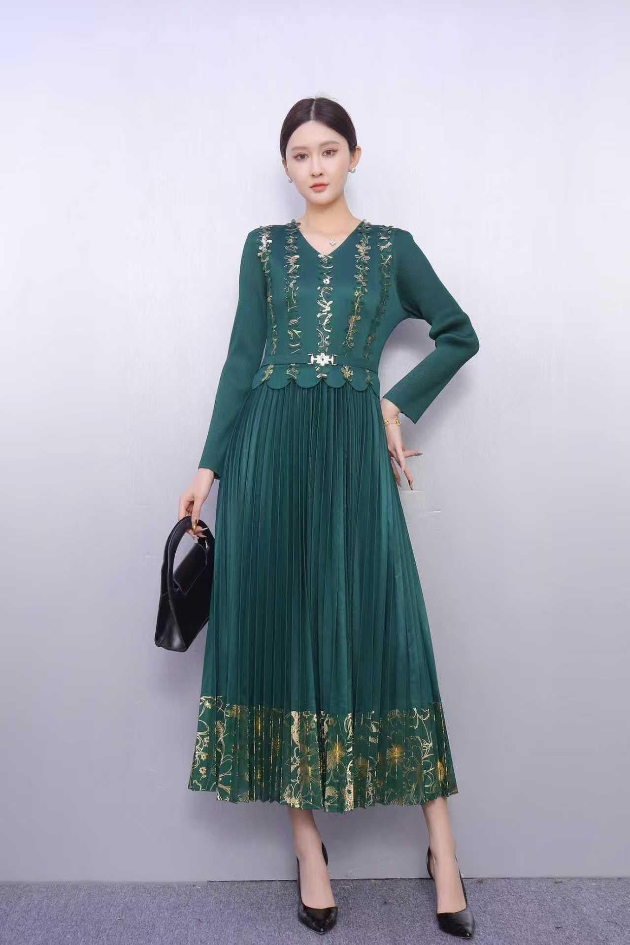 Elegantes, locker geschnittenes Kleid