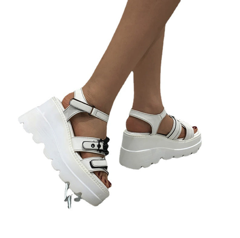 Keilsandalette mit Riemenschnalle – Bild 3 | LuxeStyle