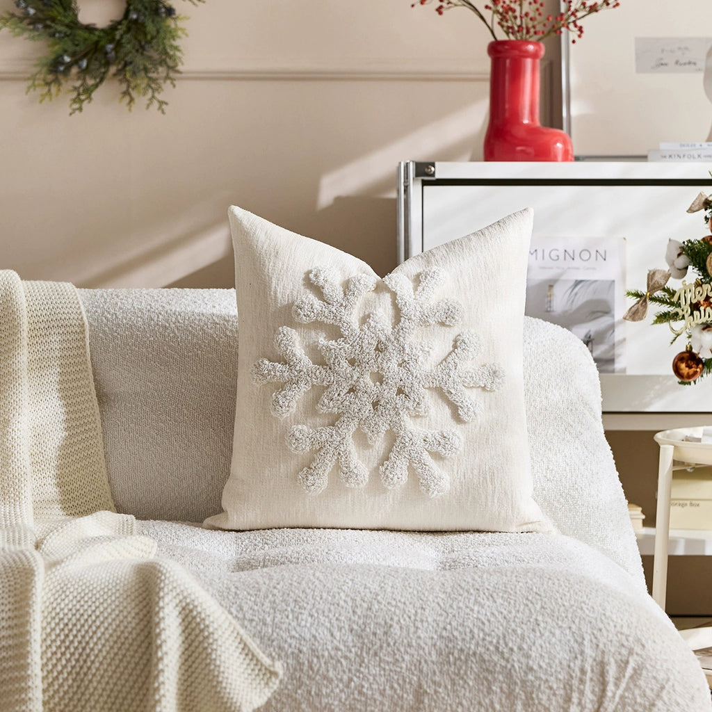 Kissenbezug mit Stickerei und Schneeflocken – Bild 2 | LuxeStyle