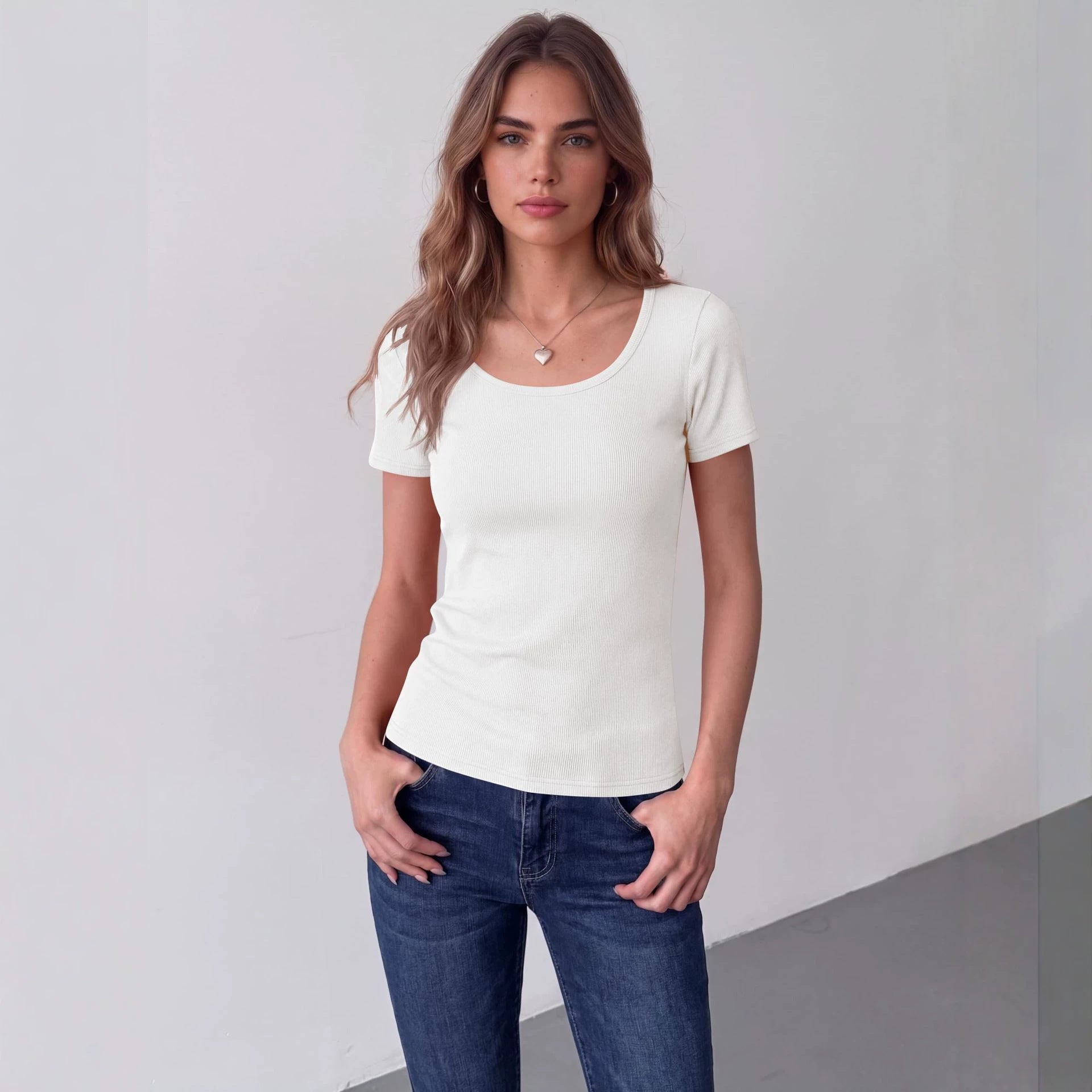 Geripptes Slim Fit T-Shirt mit eckigem Ausschnitt