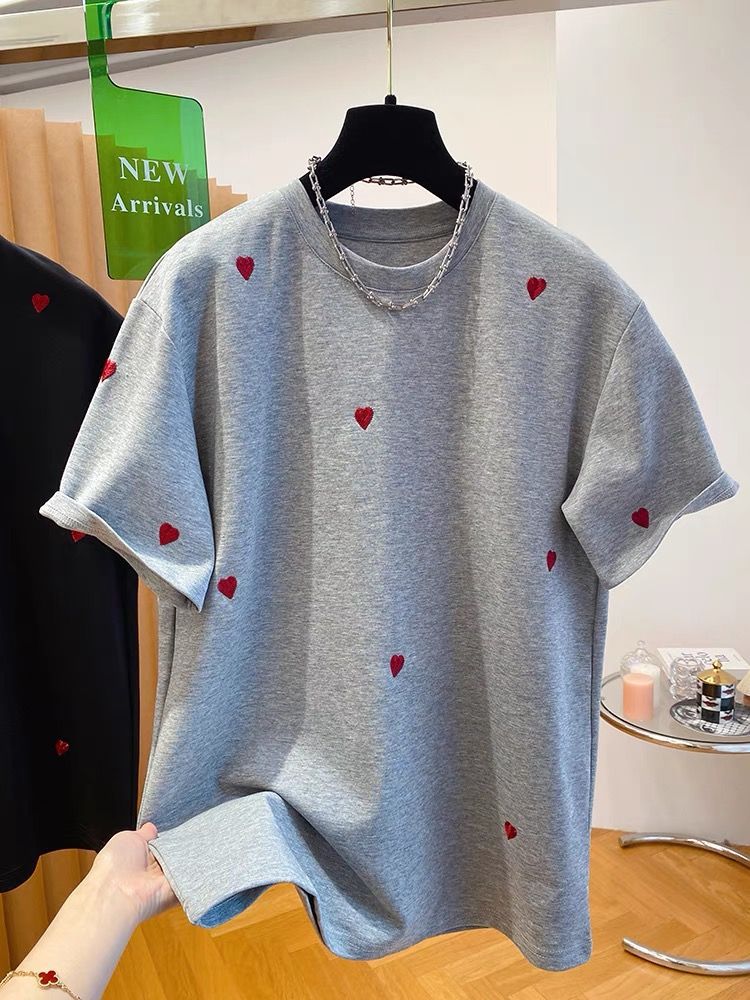 Sommerliches Kurzarm-T-Shirt mit Herz-Stickerei