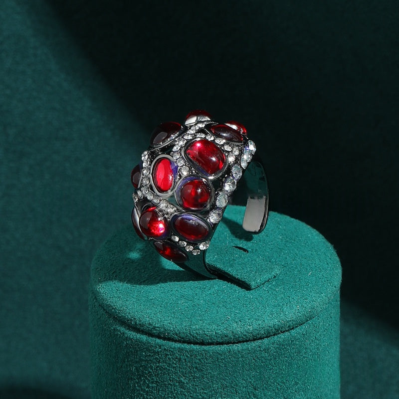 Vintage-Ring mit rotem Kristall und Achat