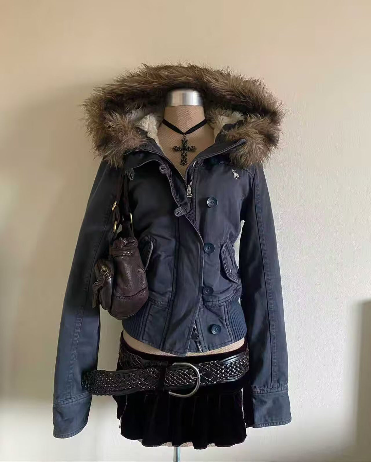 Kurze Damen-Jacke mit Kapuze – Bild 7 | LuxeStyle
