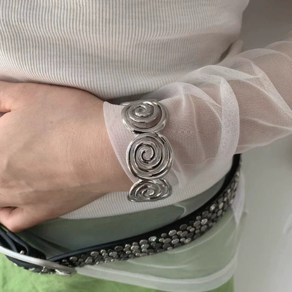 Anpassbares offenes Armband mit linearem Design