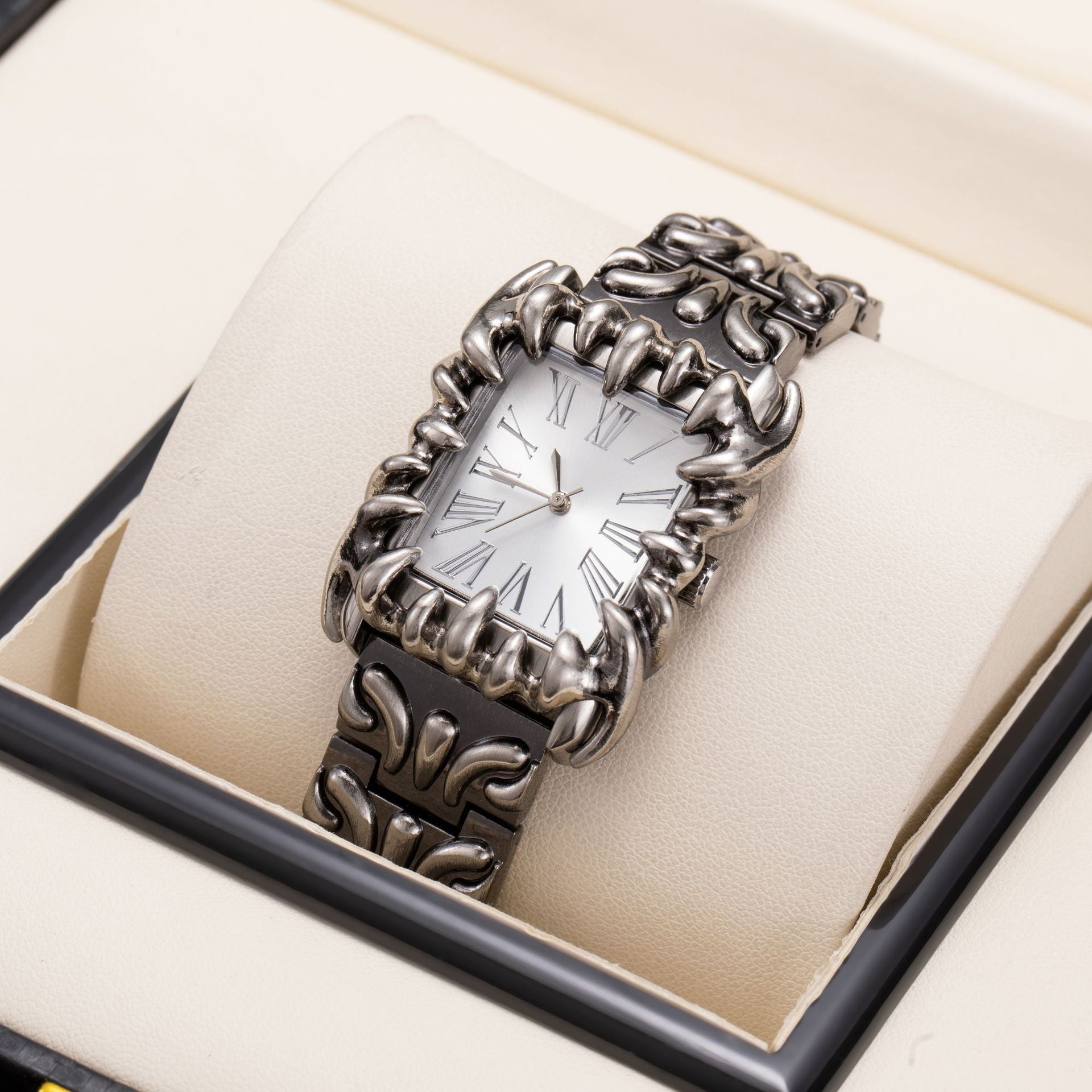 Retro Herrenuhr mit Prägung und Edelstahlarmband
