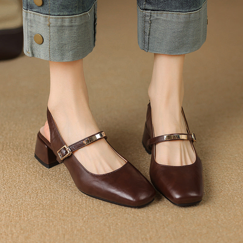 Casual Sandalen mit Blockabsatz, quadratischer Zeh und Nietenakzenten