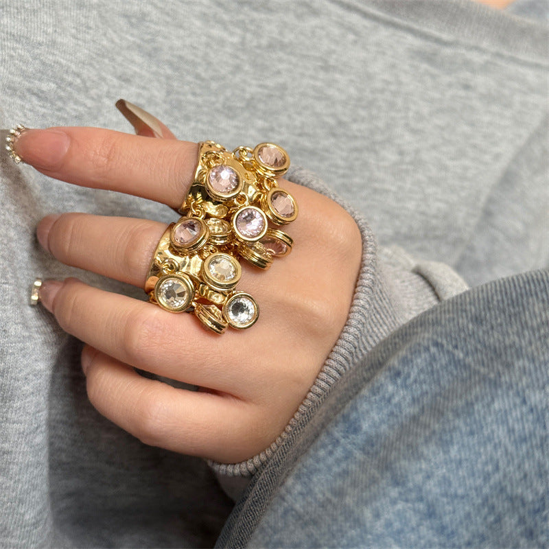 Funkelnder Vintage-Ring mit Strasskugel