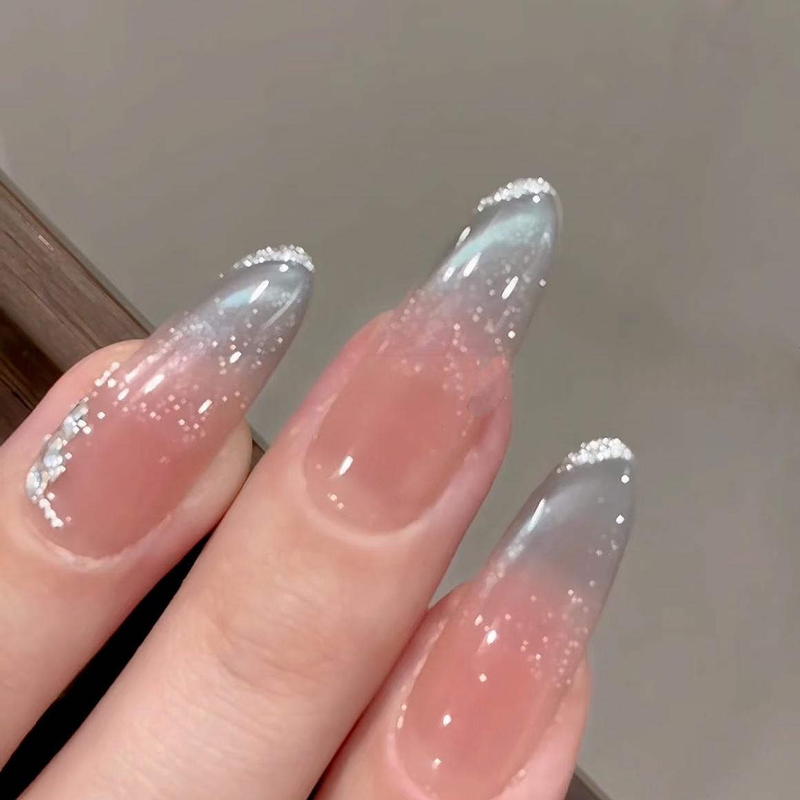 Transparente, kühle handgemachte Nägel