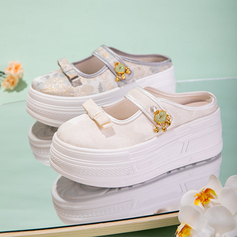 Bestickte Plateau-Mules im Vintage-Stil
