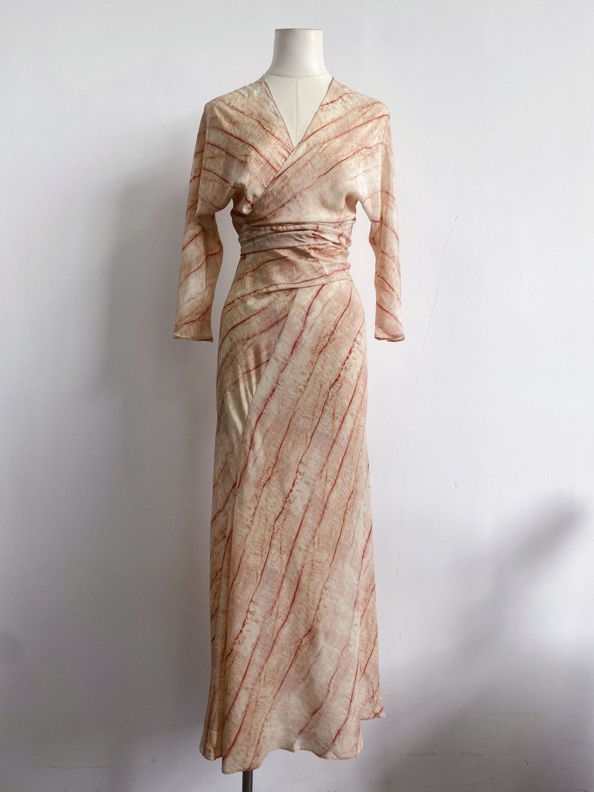 Elegantes Seidenkleid mit Print – Bild 5 | LuxeStyle