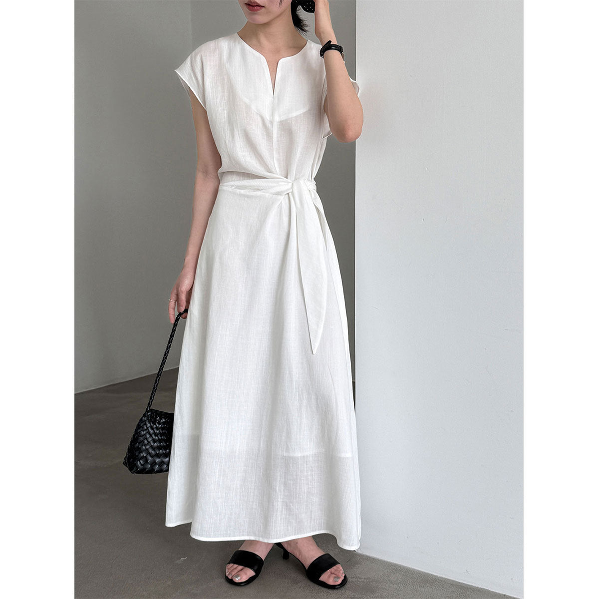 Leinenkleid mit V-Ausschnitt und Bindedetail – Ansicht 4
