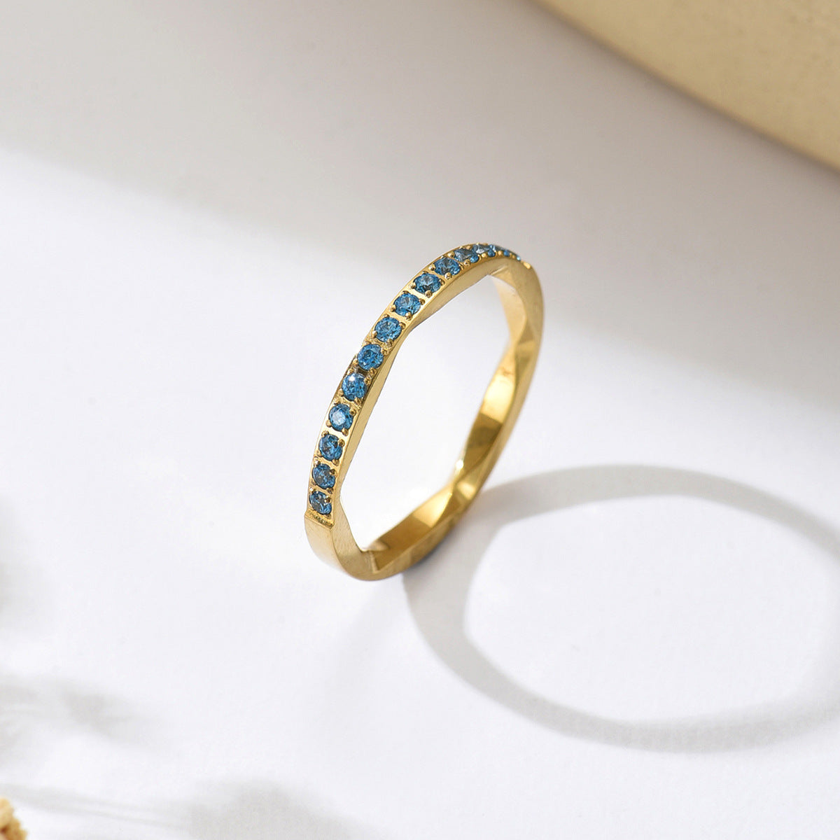 Ring mit Zirkonia-Einlagen – Bild 6 | LuxeStyle