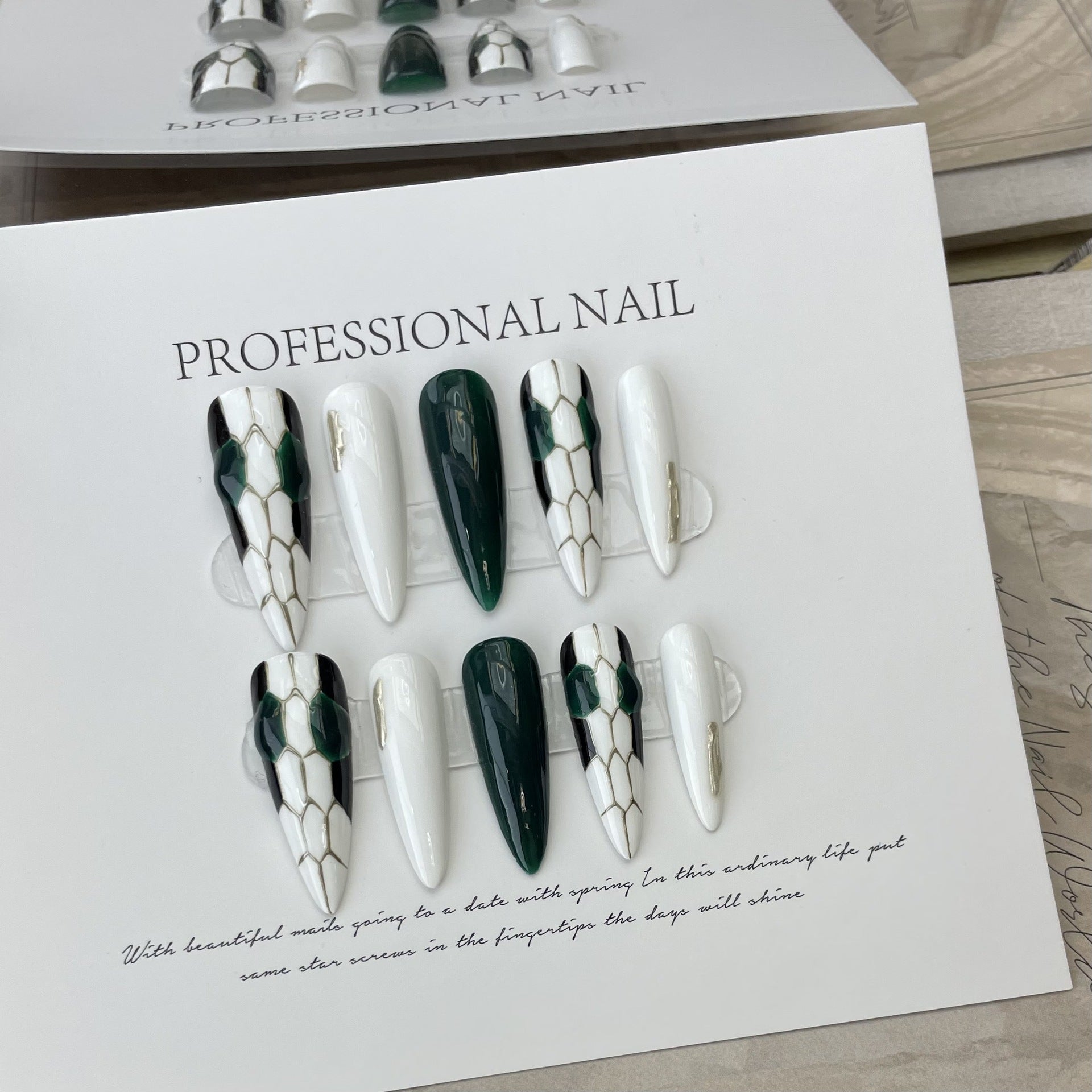 Nagel-Set Schlangenkopf-Design