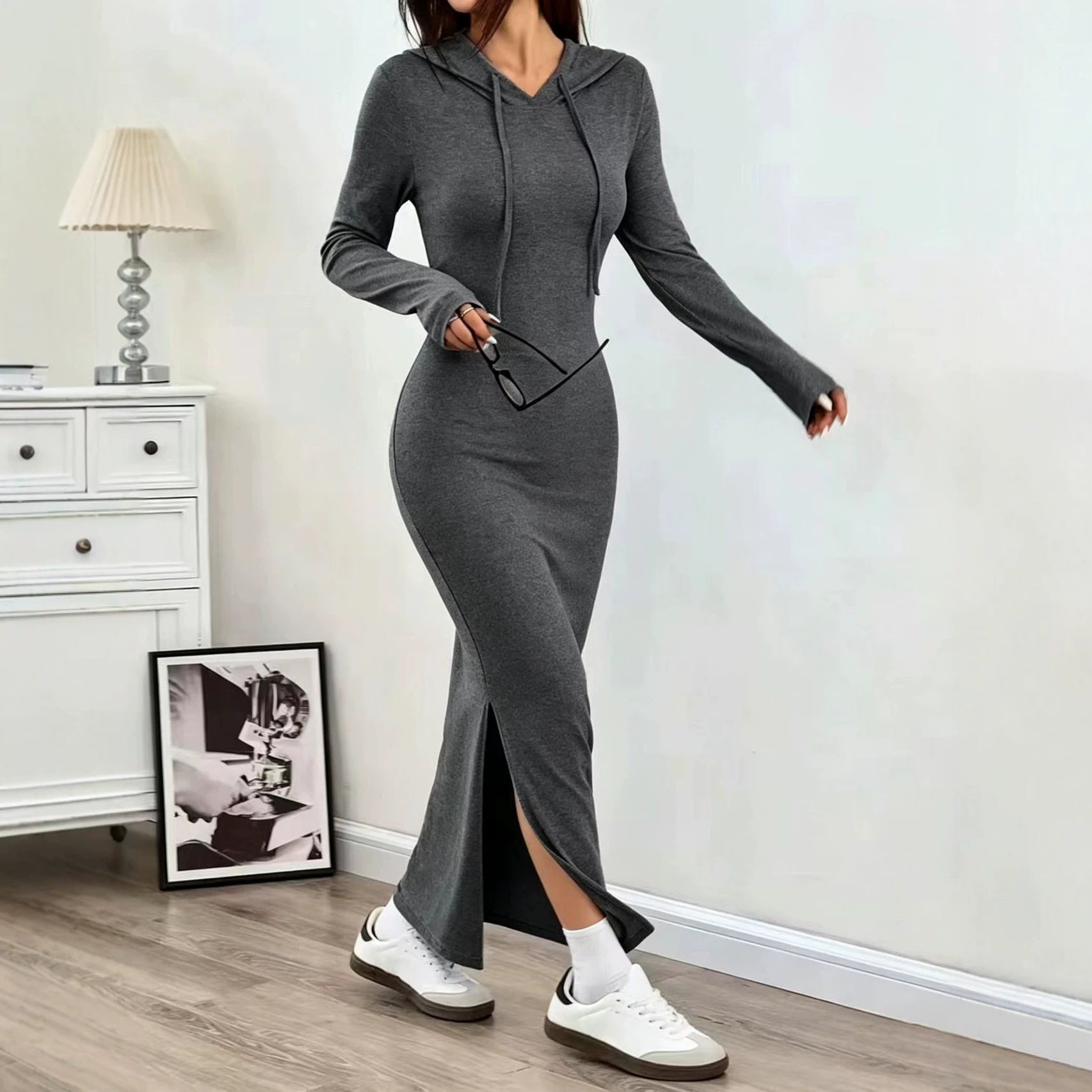 Elegantes Kleid mit Kapuze