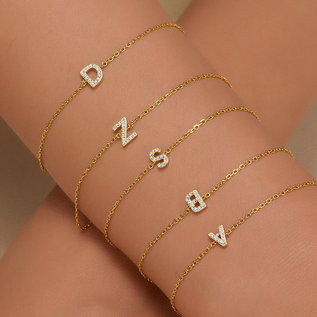 Zirkon-Armreif mit Buchstaben-Design – Bild 3 | LuxeStyle